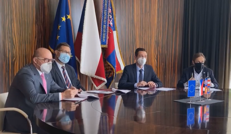 Koaliční partneři při podpisu koaliční smlouvy, zdroj: Jan Grolich