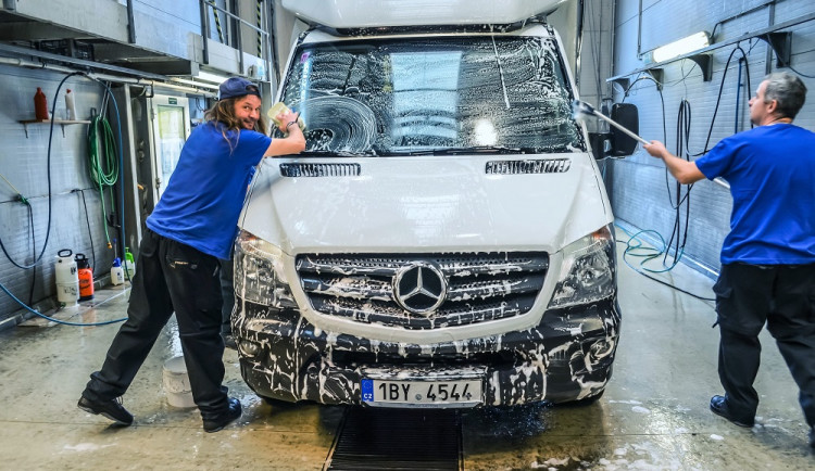 Z ruční myčky v Křižíkově ulici vycházejí nablýskaná osobní auta, ale třeba i náklaďáky či jeřáby