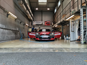 Z ruční myčky v Křižíkově ulici vycházejí nablýskaná osobní auta, ale třeba i náklaďáky či jeřáby