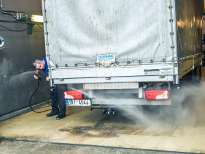 Z ruční myčky v Křižíkově ulici vycházejí nablýskaná osobní auta, ale třeba i náklaďáky či jeřáby