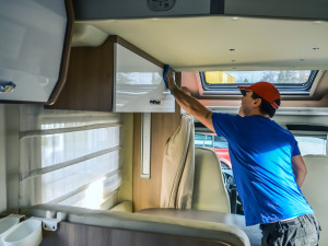 Z ruční myčky v Křižíkově ulici vycházejí nablýskaná osobní auta, ale třeba i náklaďáky či jeřáby