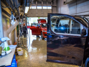 Z ruční myčky v Křižíkově ulici vycházejí nablýskaná osobní auta, ale třeba i náklaďáky či jeřáby