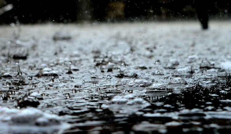 POČASÍ NA PÁTEK: Deštivo a teploty přes den nevylezou nad deset stupňů
