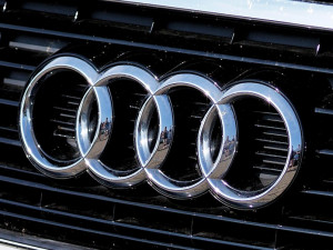 Řidička nabourala Audi a nechala ho v lese. Do rána někdo ukradl kola a vymontoval část motoru