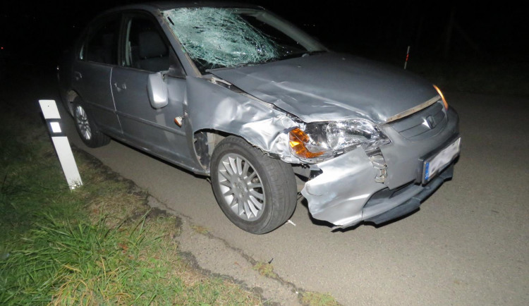 FOTO: Noční nehoda skončila tragicky. Mladý řidič srazil chodce, který šel po silnici v tmavém oblečení