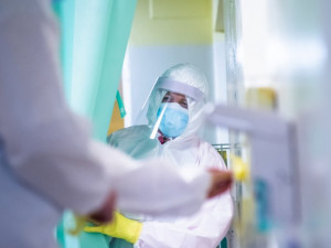 Brněnské fakultní nemocnice začínají přidávat lůžka pro nemocné s covidem
