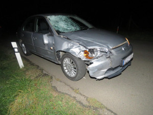 FOTO: Noční nehoda skončila tragicky. Mladý řidič srazil chodce, který šel po silnici v tmavém oblečení
