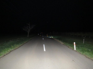 Tragická noční nehoda. Mladý řidič srazil chodce, který šel po silnici v tmavém oblečení