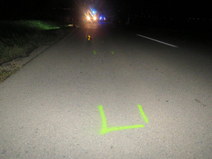 Tragická noční nehoda. Mladý řidič srazil chodce, který šel po silnici v tmavém oblečení