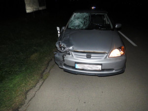 Tragická noční nehoda. Mladý řidič srazil chodce, který šel po silnici v tmavém oblečení