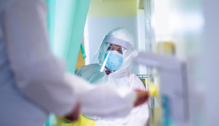 Brněnské fakultní nemocnice začínají přidávat lůžka pro nemocné s covidem