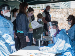 Znojemské nemocnici dochází personál, k dobrovolníkům se přidávají medici i učitelé zdravotnické školy