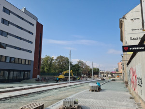 FOTO: Přeložení tramvaje na Plotní se protáhne do příštího roku. První šaliny přitom měly vyjet už na podzim