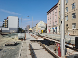 FOTO: Přeložení tramvaje na Plotní se protáhne do příštího roku. První šaliny přitom měly vyjet už na podzim