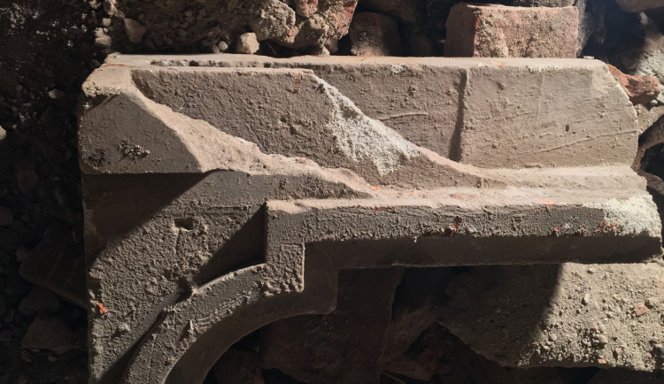 Německý dům z Moravského náměstí zcela nezmizel. Pod zemí našli zachovalý původní sklep