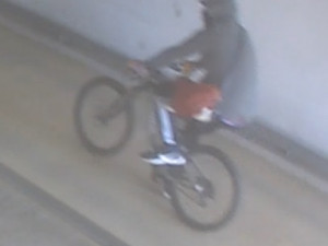 VIDEO: Neznámý agresor brutálně napadl otce dvou dětí, ty útok sledovaly z auta. Po muži pátrá policie