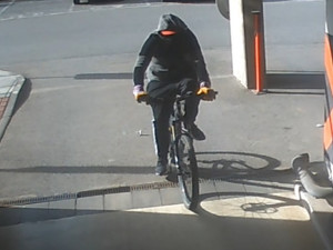 VIDEO: Neznámý agresor brutálně napadl otce dvou dětí, ty útok sledovaly z auta. Po muži pátrá policie