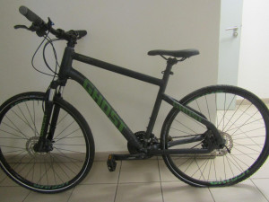 VIDEO: Neznámý agresor brutálně napadl otce dvou dětí, ty útok sledovaly z auta. Po muži pátrá policie