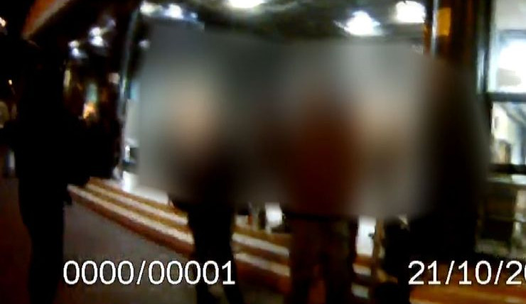 Strážníci nachytali u hlavního nádraží v Brně hlouček lidí. Bylo jich devět a neměli roušku