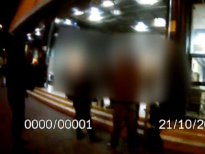 Strážníci nachytali u hlavního nádraží v Brně hlouček lidí. Bylo jich devět a neměli roušku
