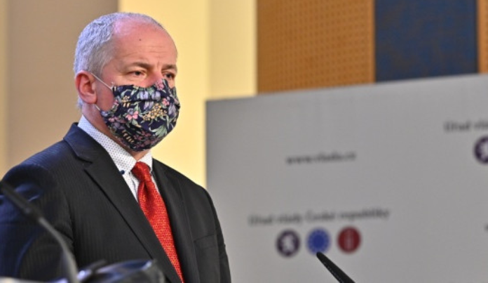 Papalášství v praxi, shodují se politici. Blesk zachytil Prymulu a Faltýnka bez roušek a při odchodu z restaurace