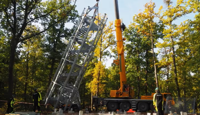 FOTO/VIDEO: Na Holedné už stojí nová rozhledna, chybí jenom korunka