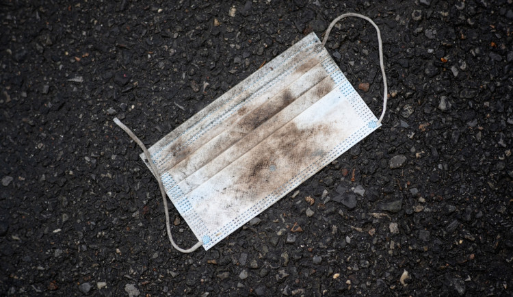 Použitá rouška do tříděného odpadu nepatří, lidé s covidem19 by třídit neměli vůbec