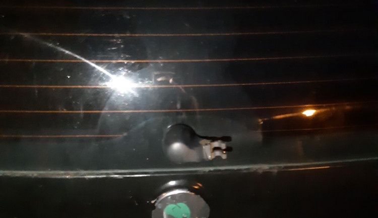 Někdo poškodil v Pavlovicích přes noc šestnáct zaparkovaných vozidel