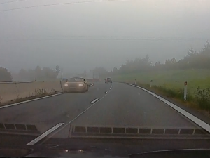VIDEO: Za mlhy jelo na D1 v protisměru sportovní Audi. Policisté pátrají po řidiči