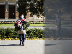 FOTO: Květiny u Masaryka a zářící vozovna. Brno si připomíná výročí založení republiky