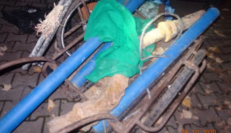 Trubky a další materiál ze stavby se zachtělo jednačtxřicetiletému muži