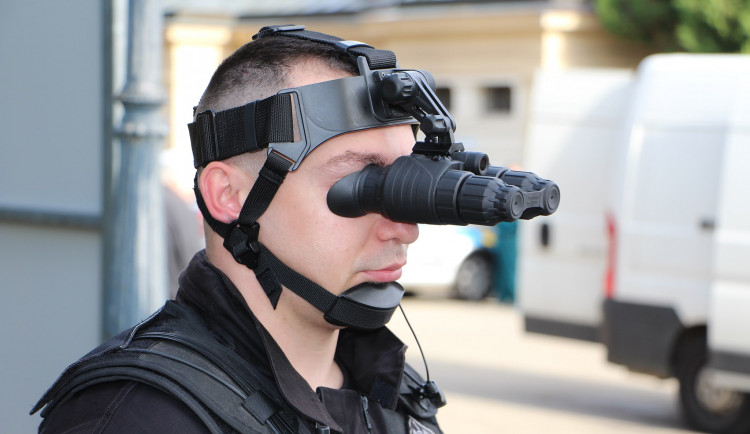 Brněnský strážník s termovizí