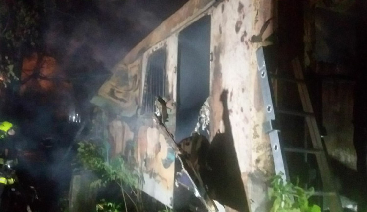 Tragický noční požár v Brně. Ve starém železničním vagónu uhořeli čtyři lidé