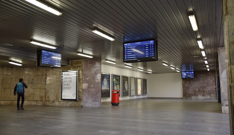 Tabule s odjezdy v podchodu Hlavasu