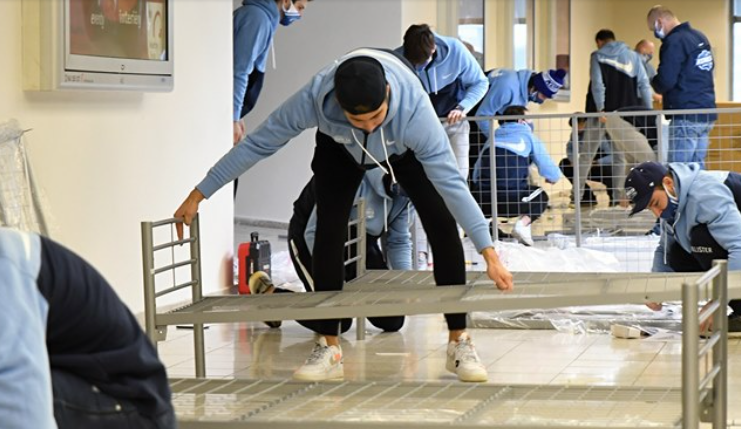 FOTO: Hokejisté Komety složili na výstavišti postele pro personál polní nemocnice. Na postele pro pacienty se ještě stále čeká