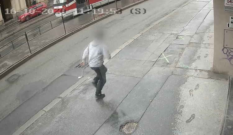 VIDEO: Zloděj ukradl v Brně auto dovážkové služby. Kurýr ho doběhl a za jízdy naskočil do auta