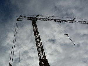 Hasiči museli zachraňovat jeřábníka, kvůli zdravotnímu problému uvízl ve svém stroji vysoko nad zemí