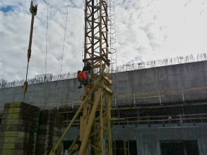 Hasiči museli zachraňovat jeřábníka, kvůli zdravotnímu problému uvízl ve svém stroji vysoko nad zemí