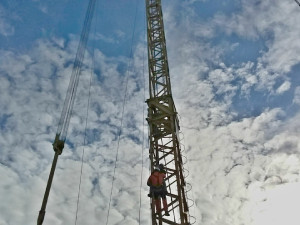 Hasiči museli zachraňovat jeřábníka, kvůli zdravotnímu problému uvízl ve svém stroji vysoko nad zemí