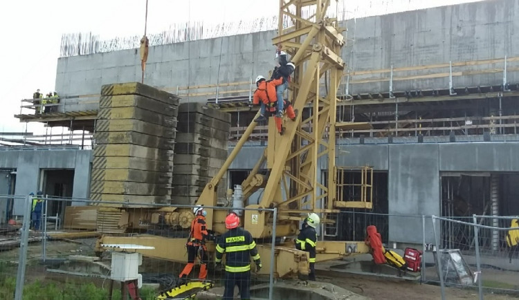 jeřábník uvízl ve svém stroji