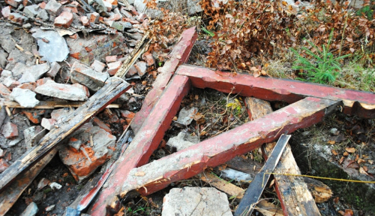 Občané si stěžují na hromady suti a zeminy na Ladech. Město záležitost řeší