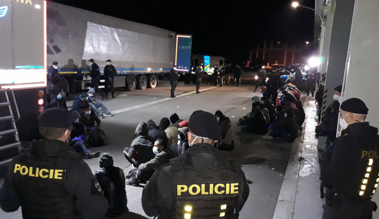 Celníci na D2 zadrželi turecký kamion vezoucí 48 uprchlíků ze Sýrie