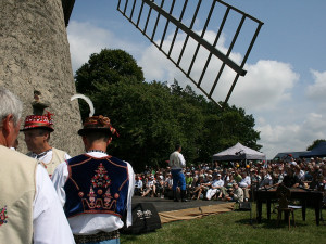 Před kuželovským mlýnem se každoročně konají tradiční Horňácké slavnosti, foto: Technické muzeum Brno