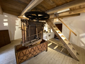 Přízemí větrného mlýna sloužilo jako obydlí mlynářské rodiny, k dispozici měli obyvatelé pec i kamna. Místnosti pak dominuje tzv. moučnice