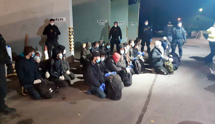 Policisté museli propustit turecké řidiče, kteří vezli v kamionu desítky migrantů