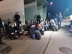 Policisté podezřívají řidiče kamionu z převaděčství. Všichni migranti poputují zpátky na Slovensko