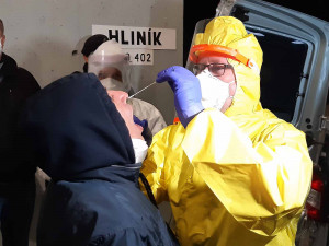 Policisté podezřívají řidiče kamionu z převaděčství. Všichni migranti poputují zpátky na Slovensko