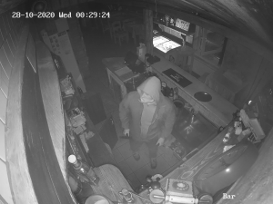 VIDEO: Dva muži vykradli zavřenou hospodu. Pátrají po nich policisté