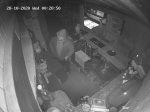 VIDEO: Dva muži vykradli zavřenou hospodu. Pátrají po nich policisté