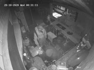 VIDEO: Dva muži vykradli zavřenou hospodu. Pátrají po nich policisté
